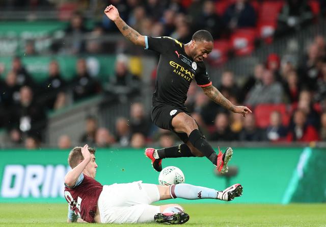 上海海港实现中超三连冠，为中国顶级联赛历史第三队