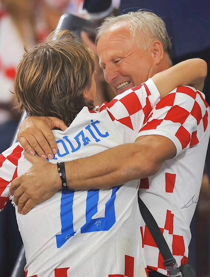 38岁梅西依旧掌控比赛，用瞬间决定胜负，展现非凡实力。