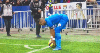 拜仁官方：阿芳和伊藤洋辉参加部分合练，穆西亚拉单独训练